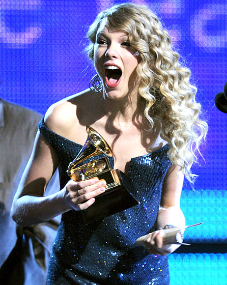 1354896063_taylor swift 2010 grammys 560