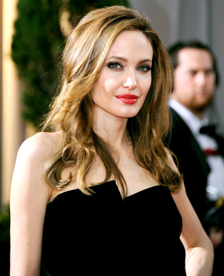 1378674109_angelina jolie zoom