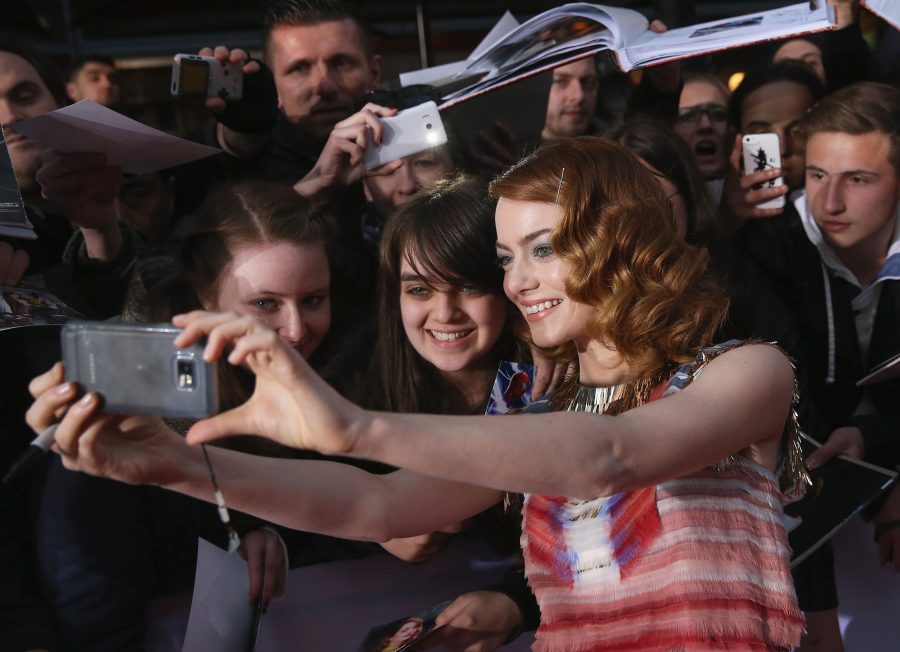 1405096444_selfie emma stone zoom