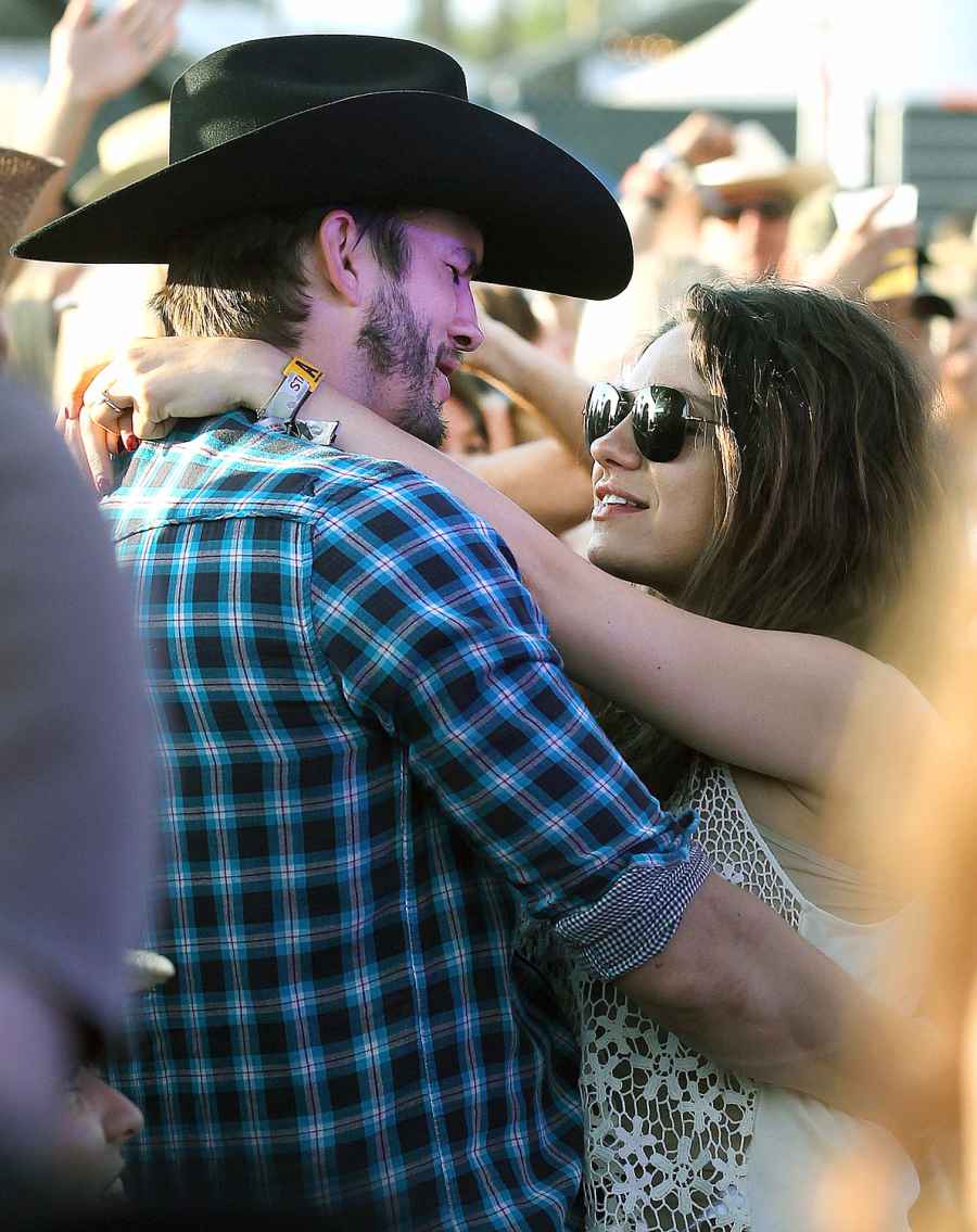 1407962945_ashton kutcher mila kunis coachella 2 zoom