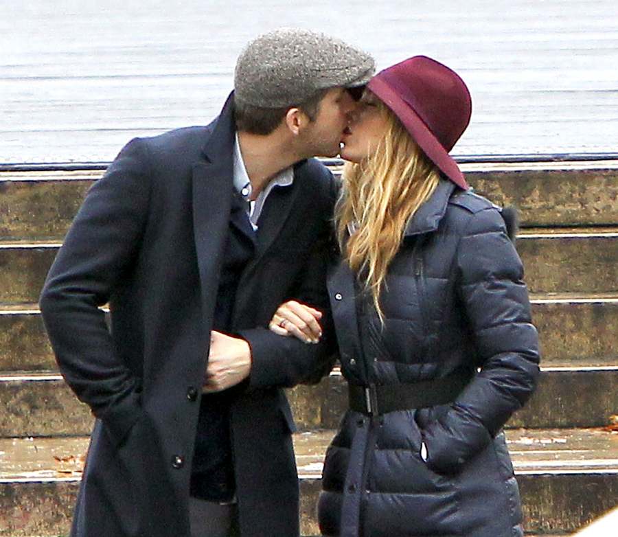 1408658710_ryan reynolds blake lively paris kiss zoom