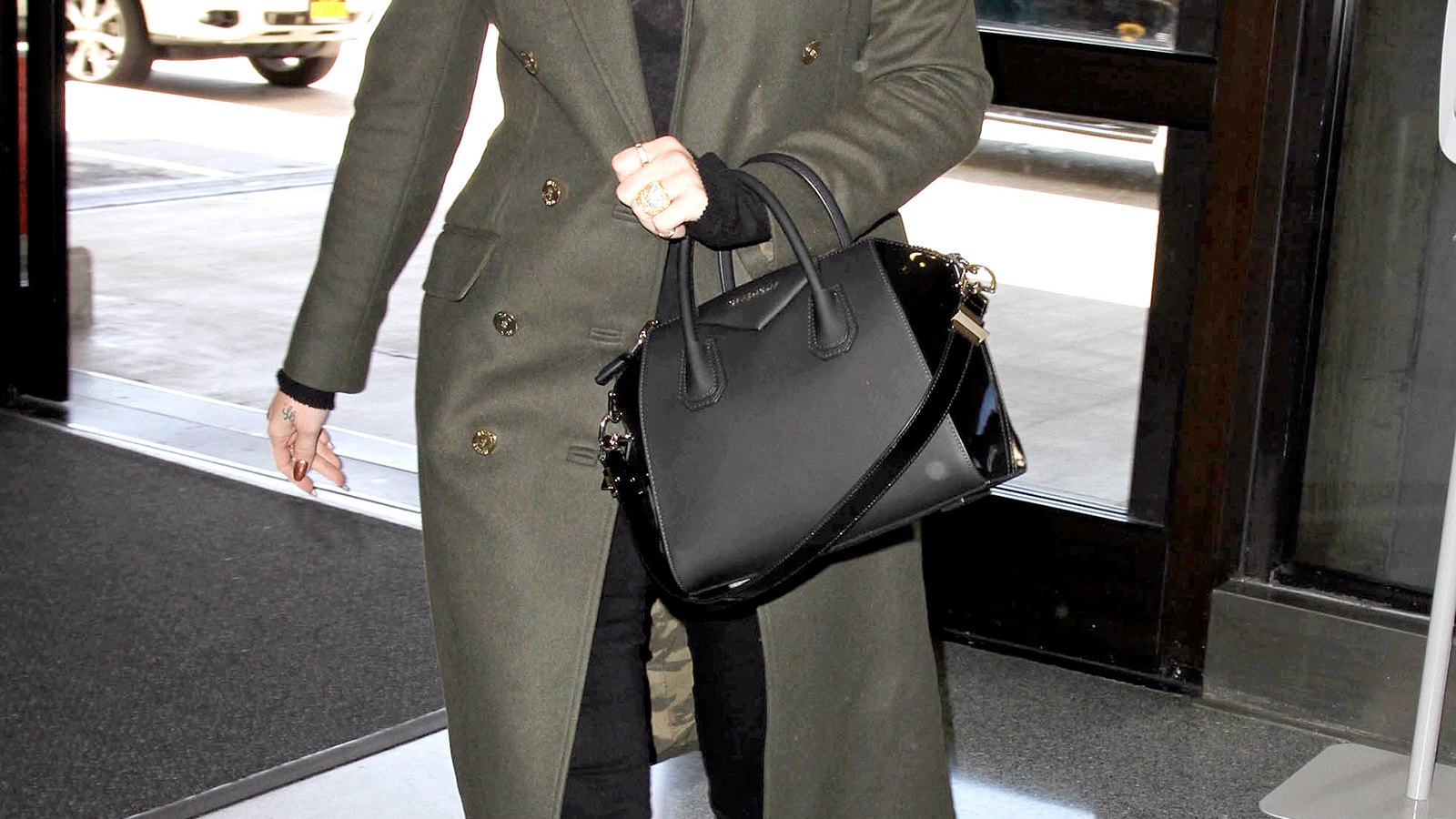 Khloe Kardashian goes incognito at LAX on April 27, 2015.
