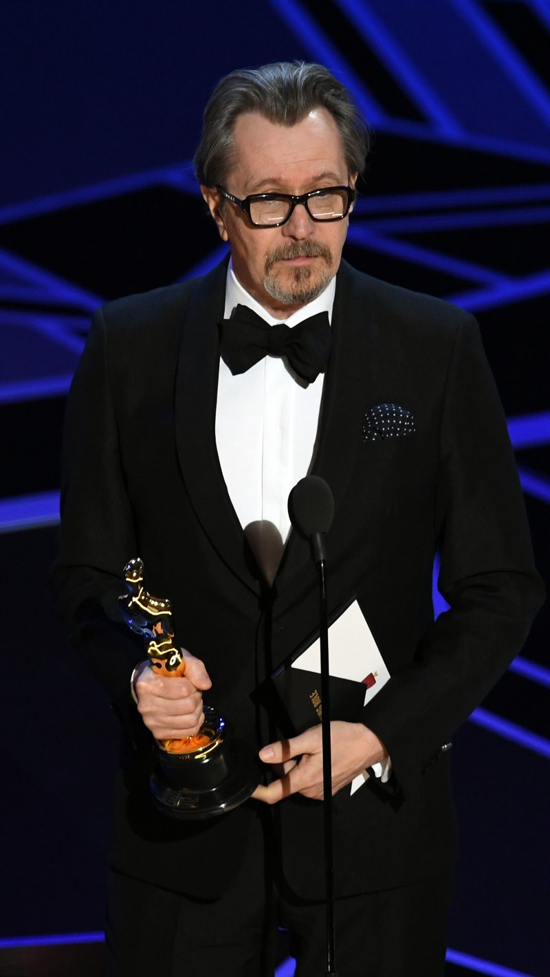 Gary Oldman accepts Best Actor for 