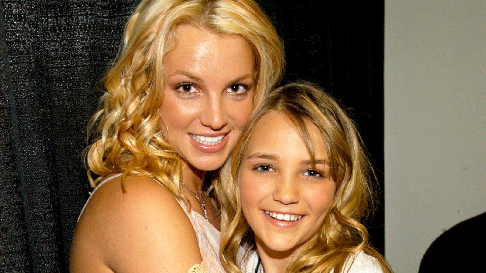 Britney Spears and Jamie-Lynn Spears attend the Nickelodeon Kids Choice Awards 2003.