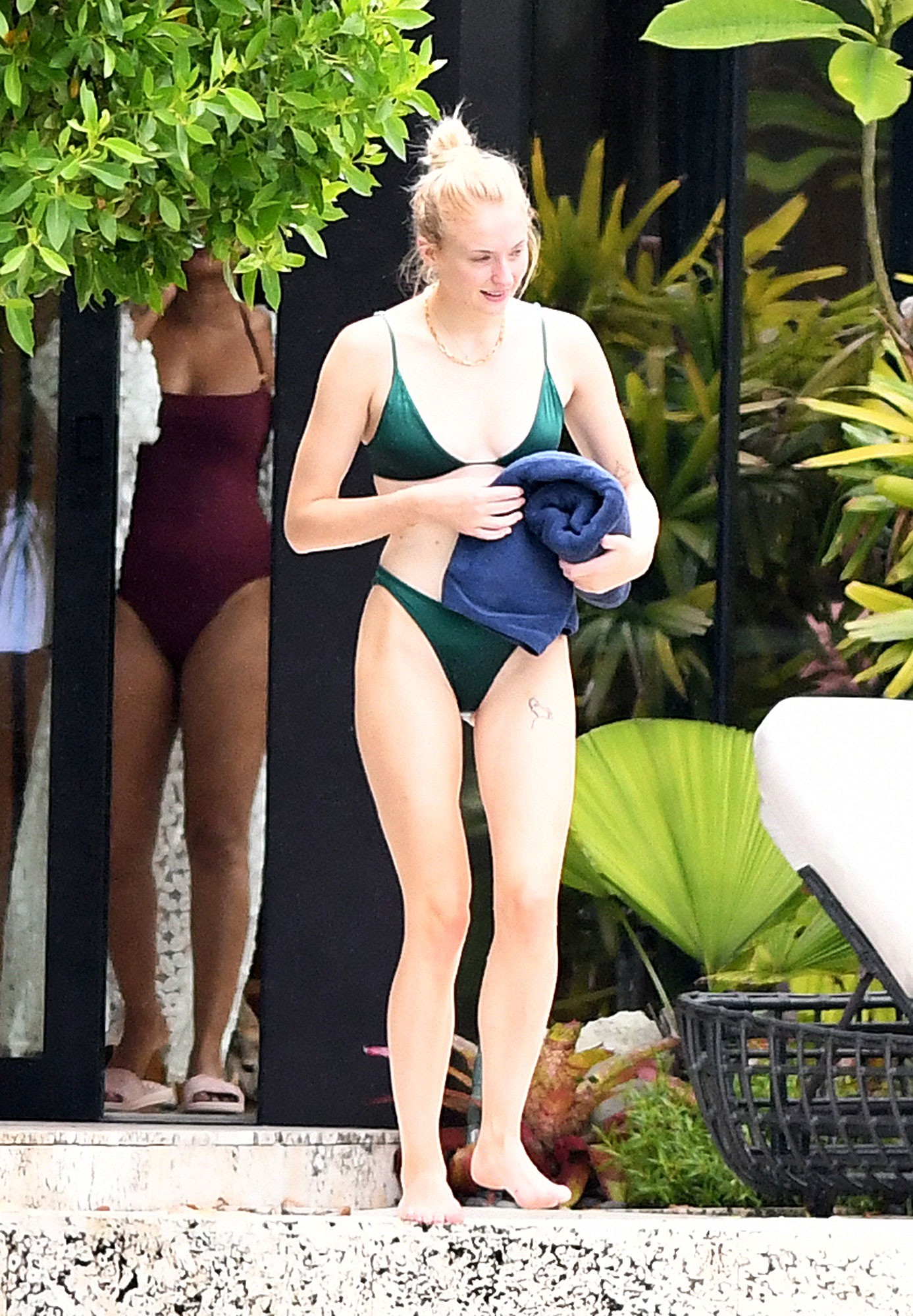 Med henne smal kropp och Röd hårtyp utan behå (kupstorlek 32B) på stranden i bikini
