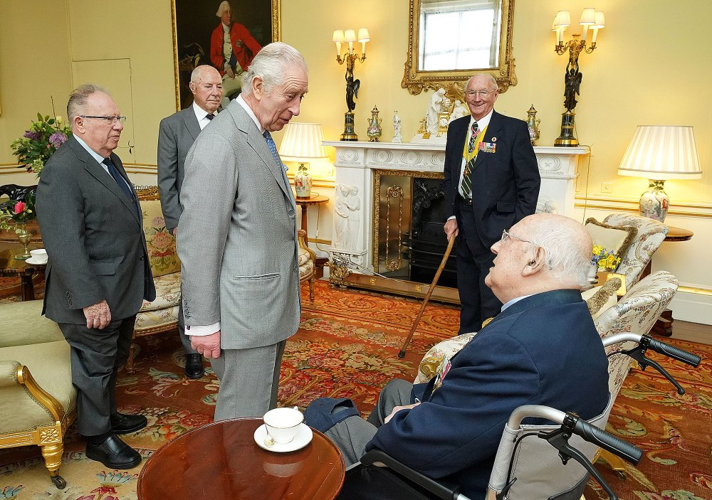 Rei Carlos III recebe veteranos de guerra no Palácio de Buckingham