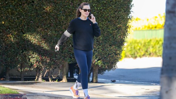 Jennifer Garner wearing Brooks sneakers.