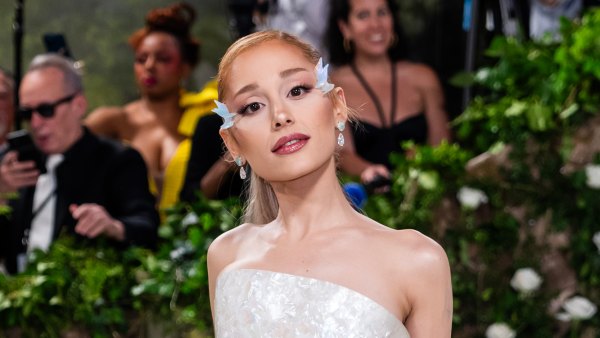 Ariana Grande Was Carried Into Her Met Gala Performance