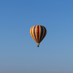 GettyImages-1560116097 Hot Air Balloon Makes Emergency Landing in Family's Backyard