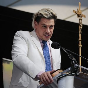 GettyImages-1353669495 Yiannopoulos detained by ice
