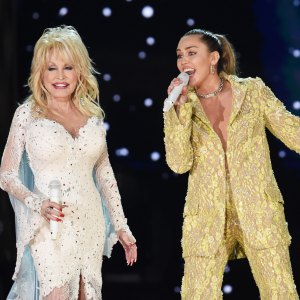 GettyImages-1097537456-dolly-parton-miley-cyrus