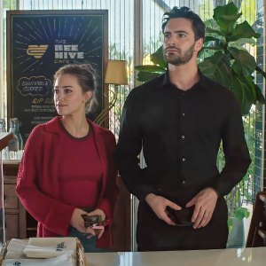 Lili Reinhart and Tom Bateman in The Love Hypothesis