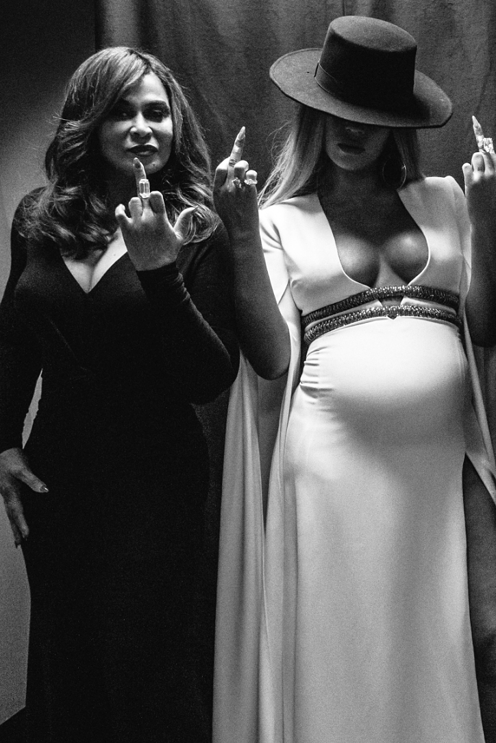Tina Knowles Beyonce middle fingers