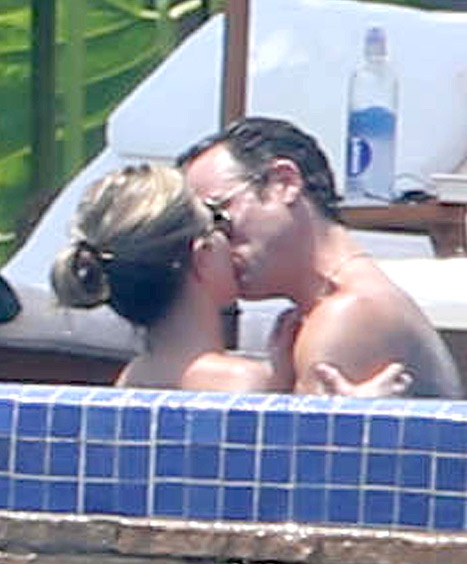 jen and justin kissing