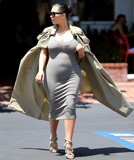 Kim Kardashian (front full lenght)