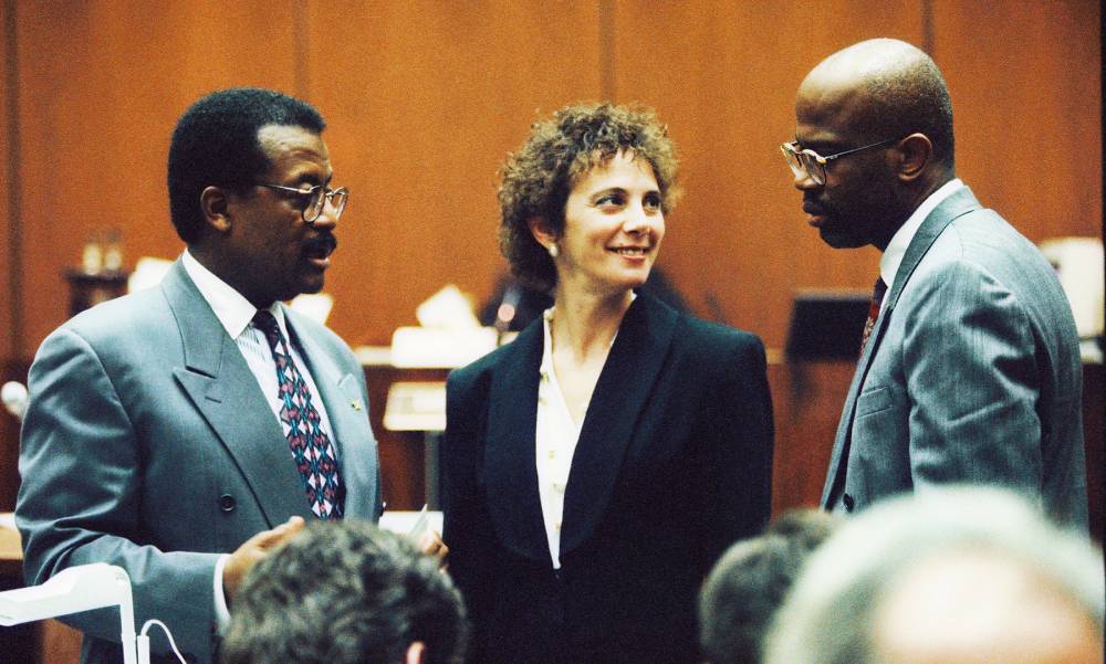 Defense attorney Johnnie Cochran Jr. confers with prosecutors Marcia Clark and Christopher Darden during testimony in the O.J. Simpson Criminal Trial February 9, 1995.