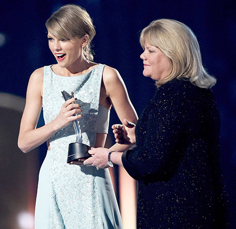 Taylor Swift Accepting ACM from mother