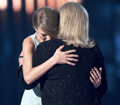 Taylor Swift hugging mother