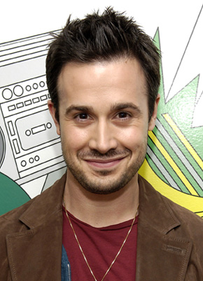 1251302091_freddie_prinze_jr_290x402