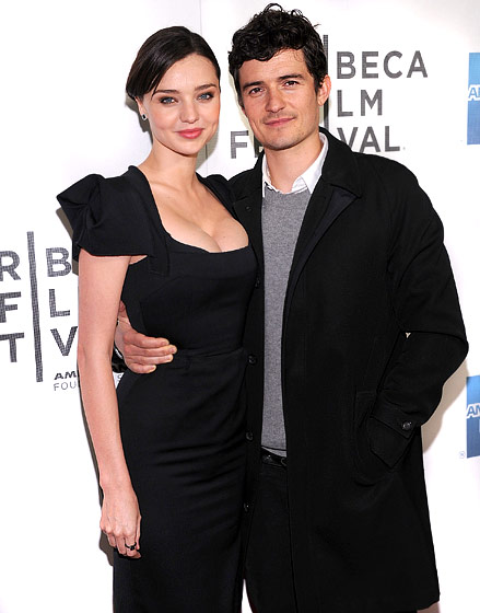 1316700019_miranda kerr orlando bloom 560