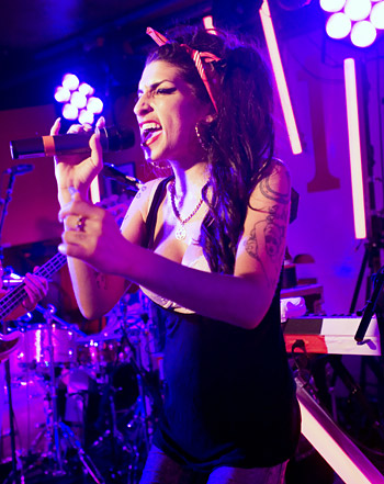 1322588085_amy winehouse 441