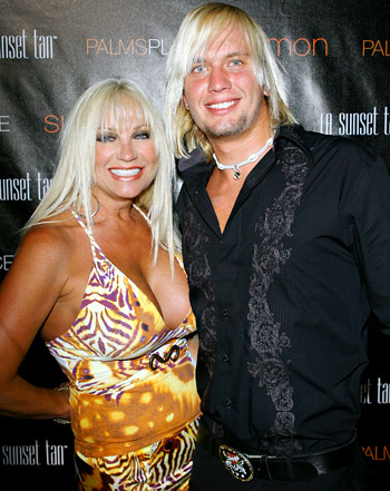 1335992405_linda hogan charlie hill 441