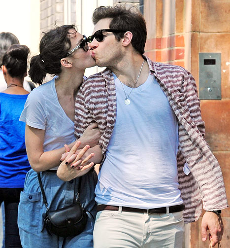 1338216960_keira knightley james righton lg