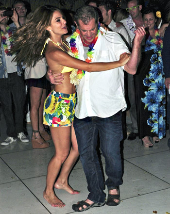1340125483_maria menounos mel gibson 441