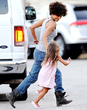 1342790980_halle berry nahla aubry 441