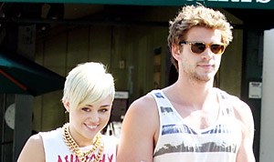 1350075971_miley cyrus liam hemsworth 300