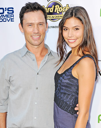 1354071884_jeffrey donovan michelle woods 350