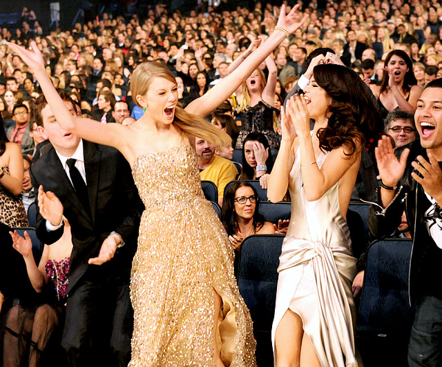 1354895297_taylor swift 2011 amas 640