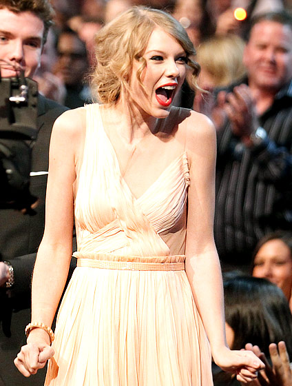 1354895848_taylor swift peoples choice awards 560