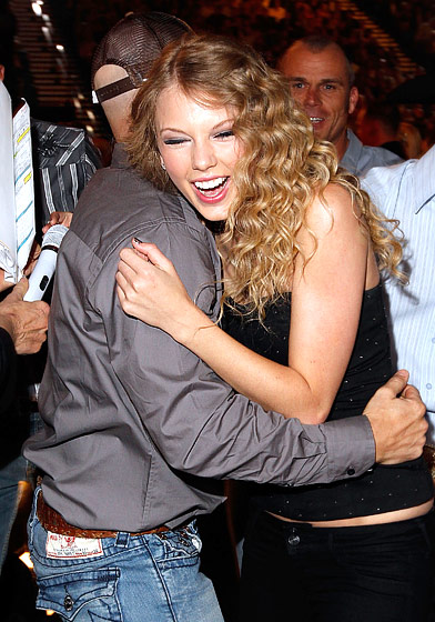 1354896240_taylor swift 2010 acm awards 560