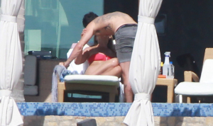 1356796703_anniston theroux kiss_3