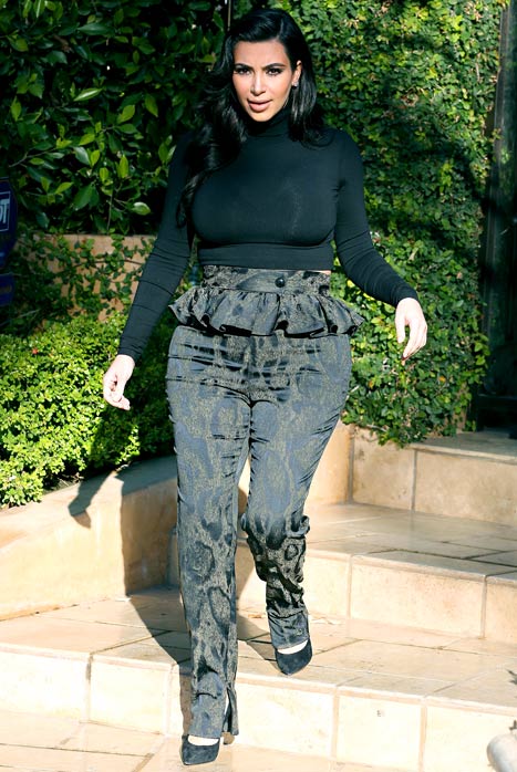 Gøre mit bedste Kanin Cosmic Kim Kardashian Squeezes Pregnancy Curves Into Tight, High-Waisted Peplum  Pants and Crop Top: Picture - Us Weekly