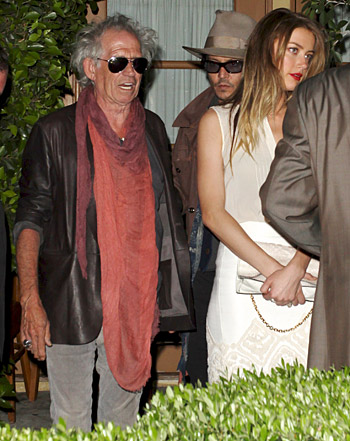 1369402095_amber heard johnny depp keith richards 441