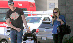 1369935225_kristen bell dax shephard 178