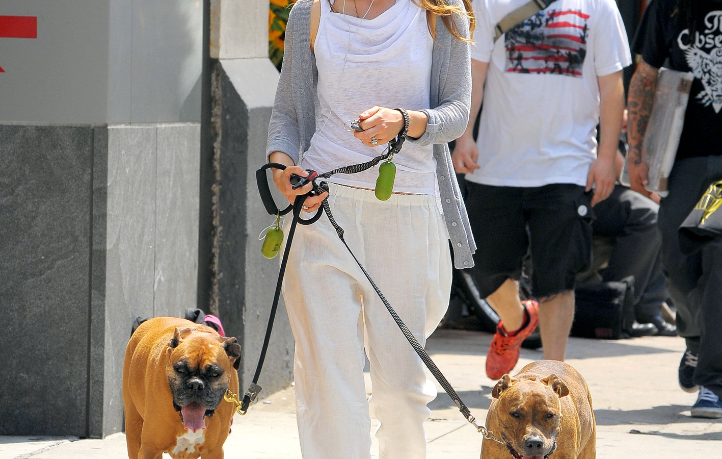 1372268319_jessica biel dogs zoom