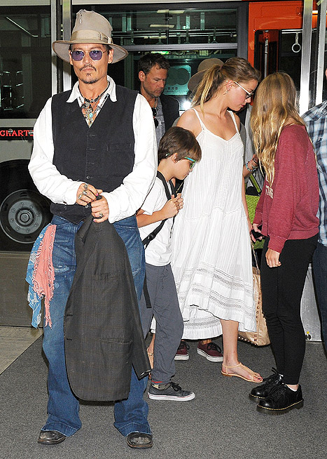 Johnny Depp, his children and Amber Heard arrive in Japan