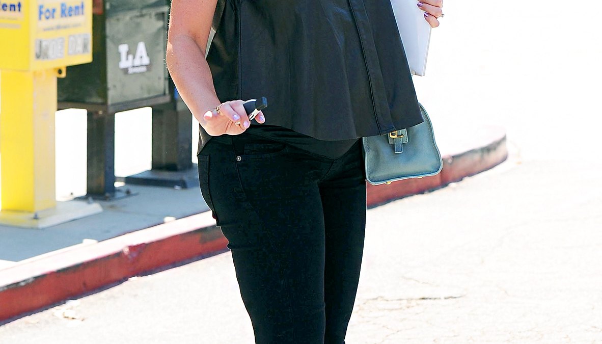 Jennifer Love Hewitt showed off her growing baby bump