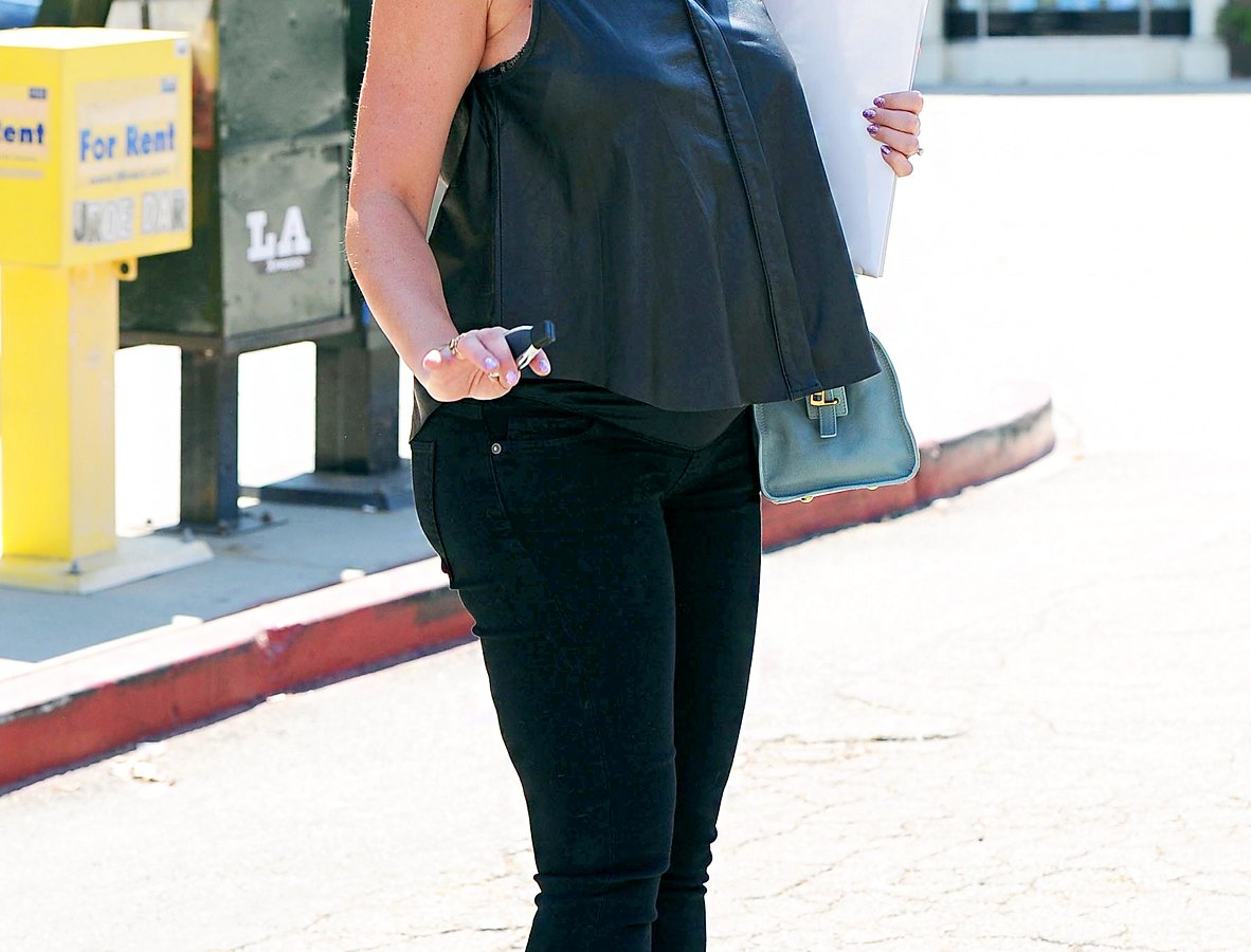 Jennifer Love Hewitt showed off her growing baby bump