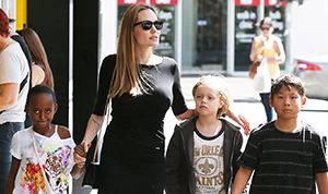 1380397637_angelina jolie shiloh zahara pax australia_4