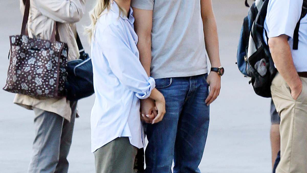 Ryan Sweeting visits Kaley Cuoco on set on October 2, 2013