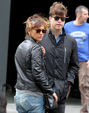 1381332090_rashida jones colin jost 441