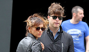 1381332091_rashida jones colin jost 178