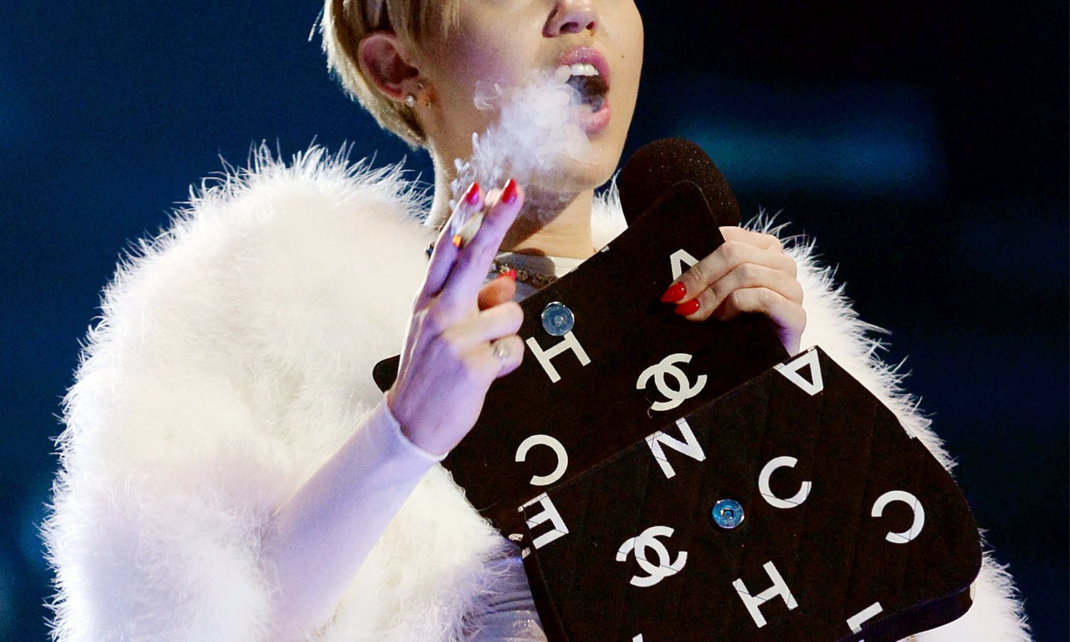 Miley Cyrus smoking a joint at the 2013 MTV EMAs in Amsterdam