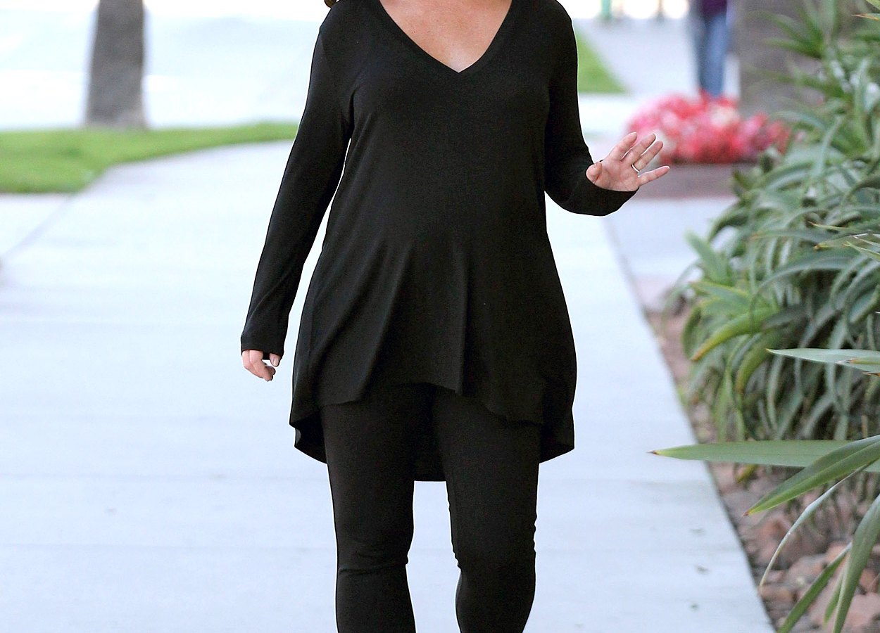 Pregnant actress Jennifer Love Hewitt runs errands on Nov. 11, 2013