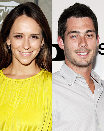 1385510511_jennifer love hewitt brian hallisay 350