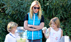 1389220687_ffn_paltrow_kids_excl_gopab_gwyneth paltrow apple moses 300